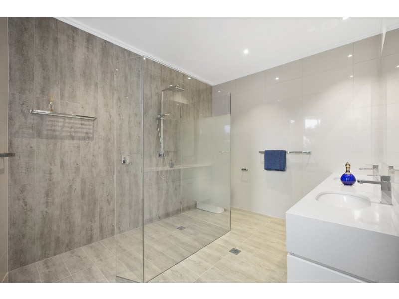 6017 Vista Drive, Benowa QLD 4217