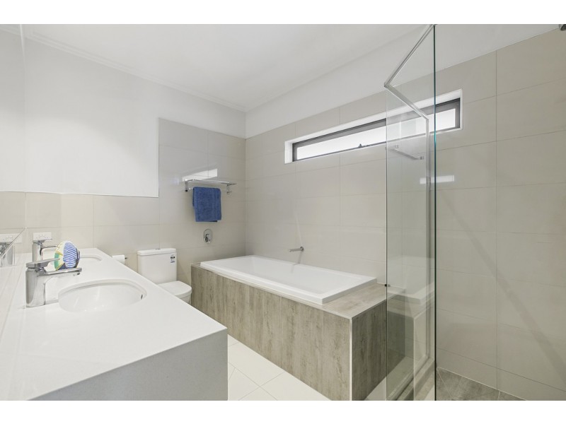 6017 Vista Drive, Benowa QLD 4217