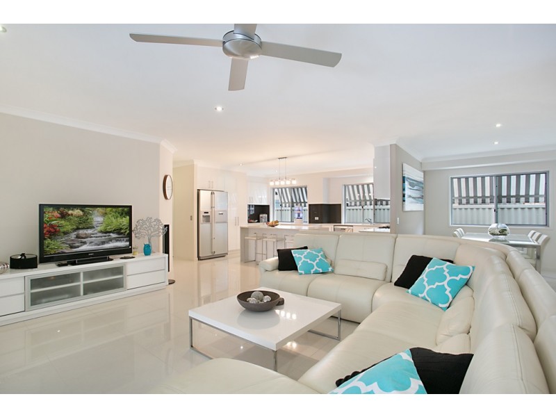 19 Peter Blondell Drive, Mermaid Waters QLD 4218