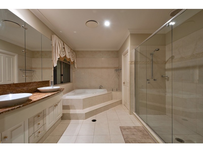 34 Istana View, Clear Island Waters QLD 4226