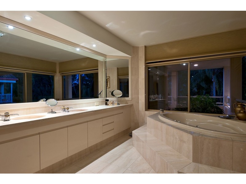 85 Santa Cruz Boulevard, Clear Island Waters QLD 4226