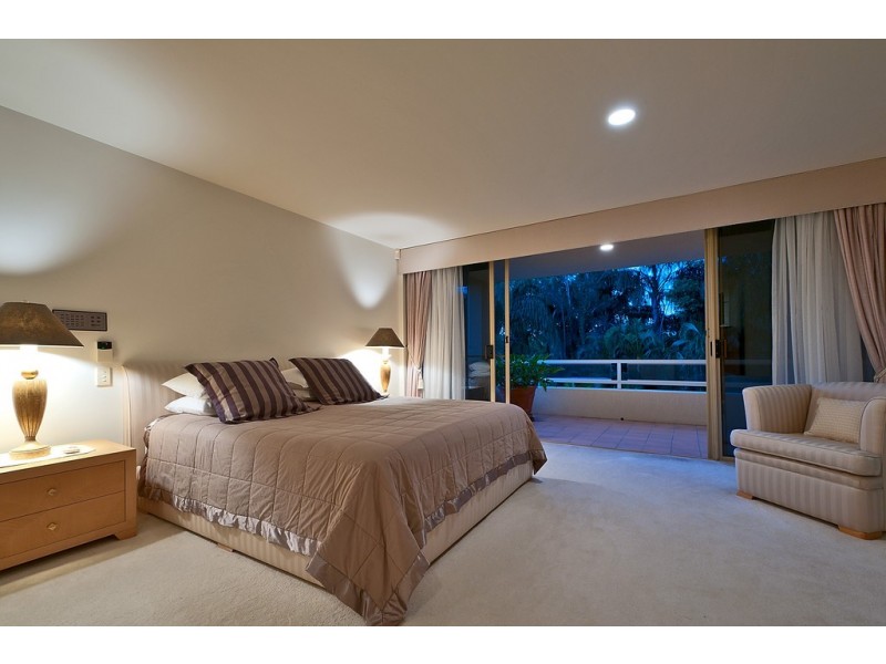 85 Santa Cruz Boulevard, Clear Island Waters QLD 4226