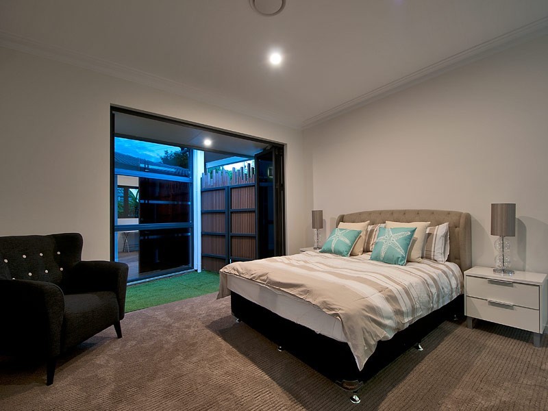 9 La Scala Court, Isle Of Capri QLD 4217