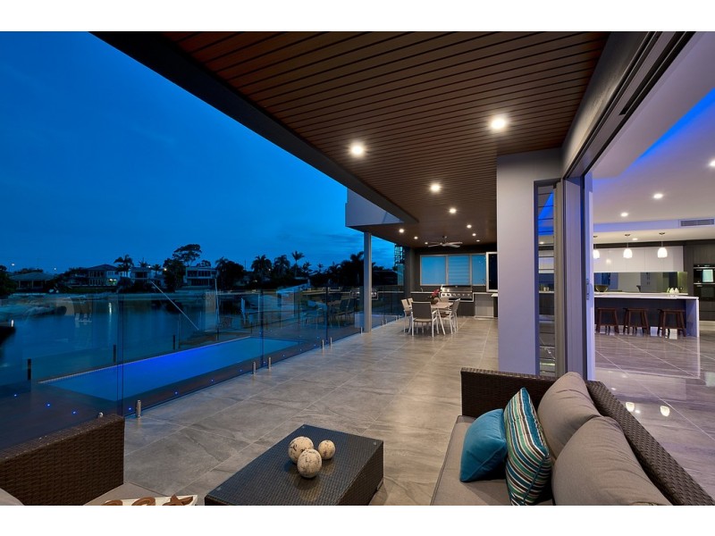 20 Andrea Avenue, Broadbeach Waters QLD 4218