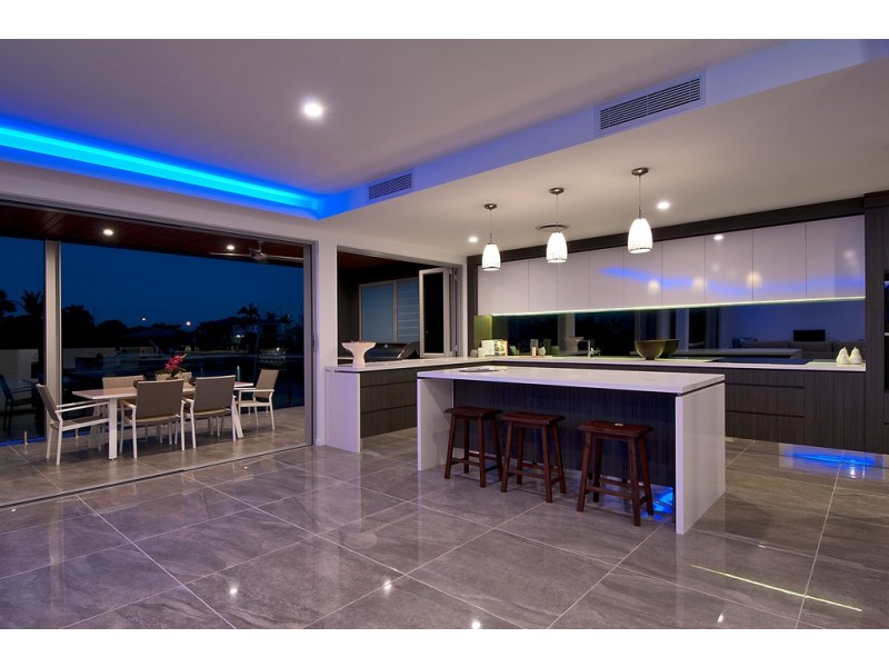 20 Andrea Avenue, Broadbeach Waters QLD 4218