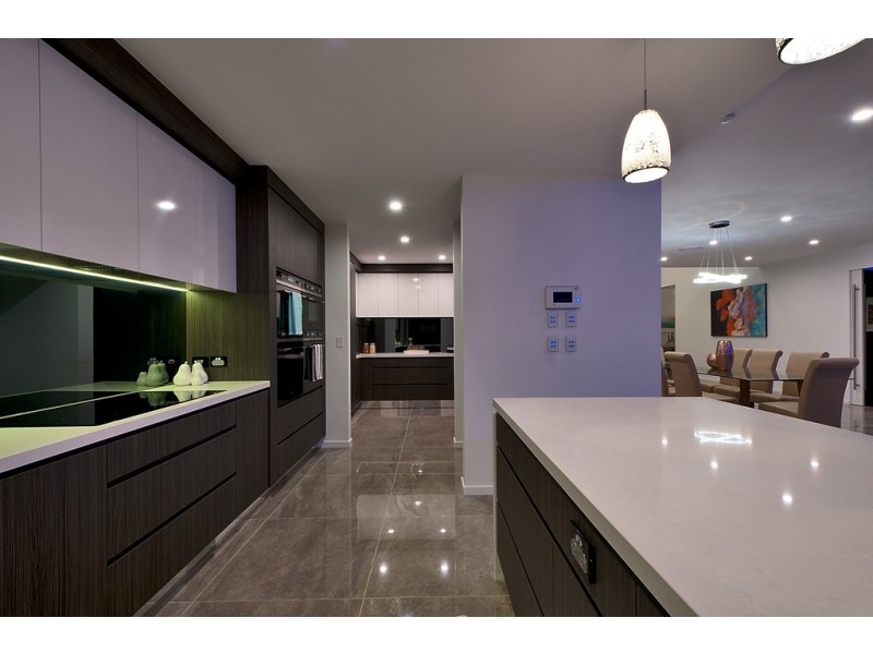 20 Andrea Avenue, Broadbeach Waters QLD 4218