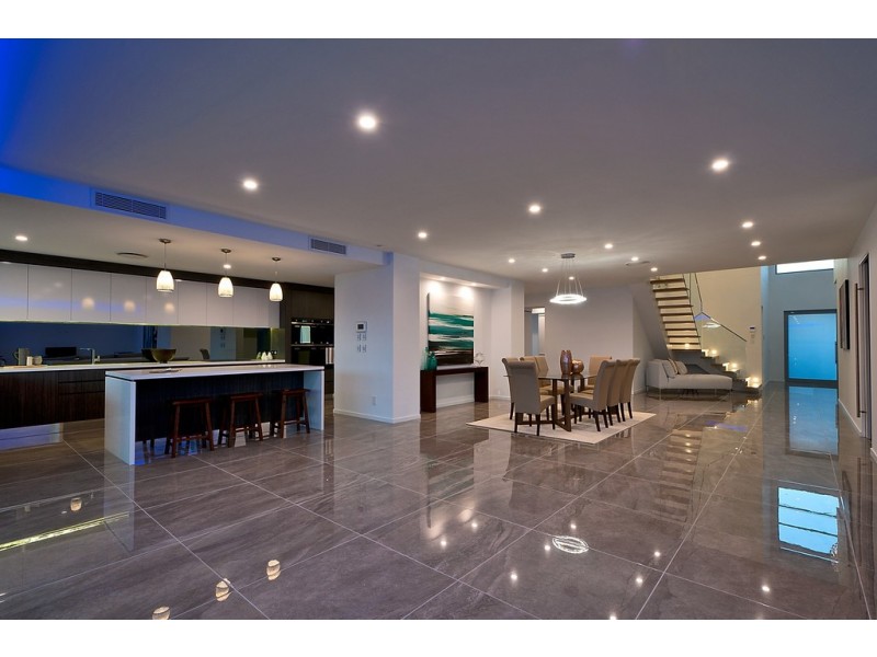 20 Andrea Avenue, Broadbeach Waters QLD 4218