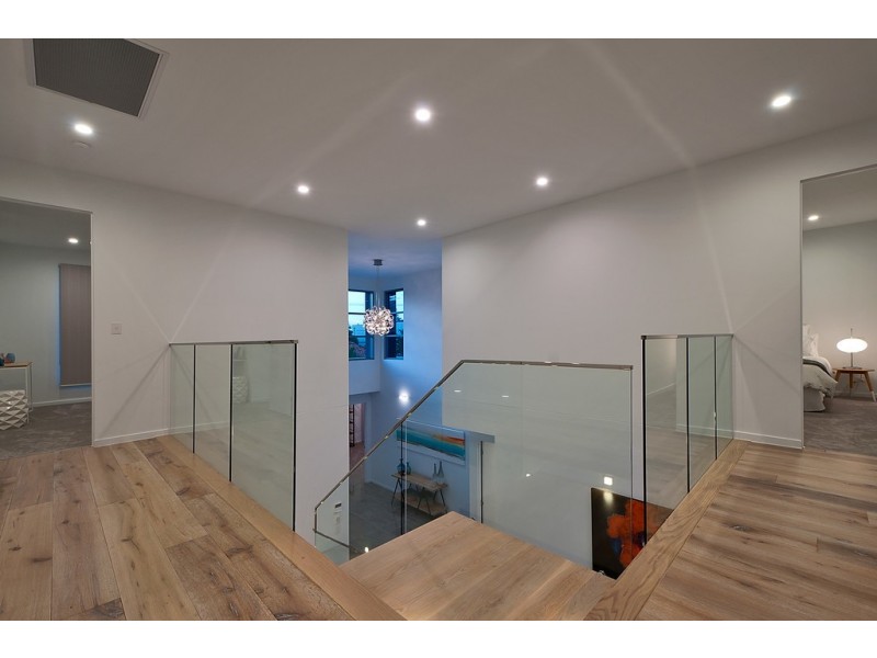 20 Andrea Avenue, Broadbeach Waters QLD 4218