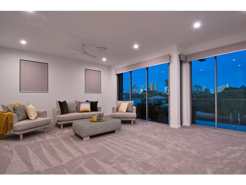 20 Andrea Avenue, Broadbeach Waters QLD 4218