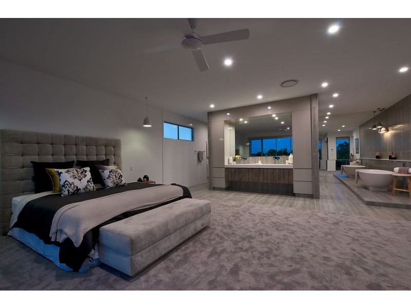 20 Andrea Avenue, Broadbeach Waters QLD 4218