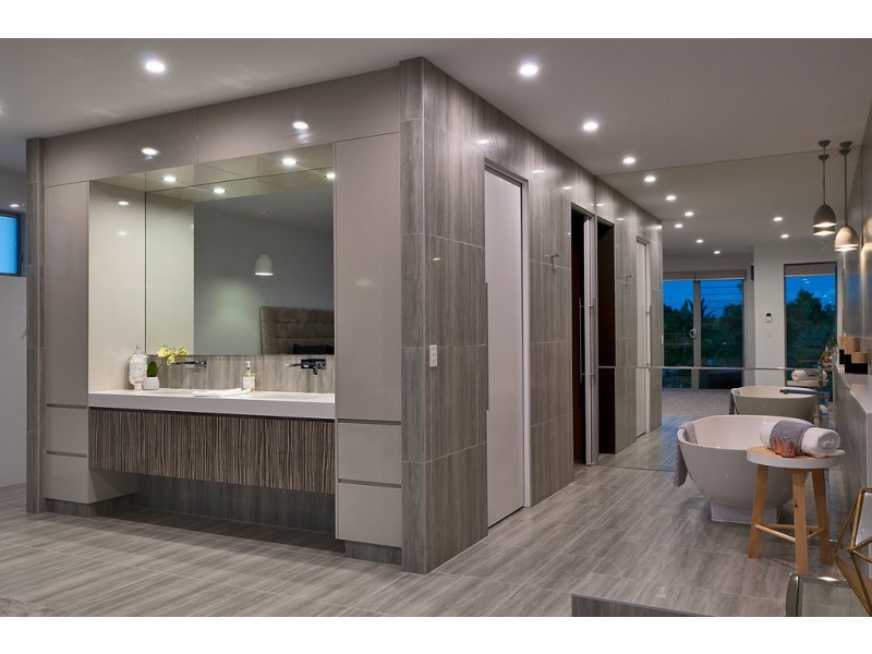 20 Andrea Avenue, Broadbeach Waters QLD 4218