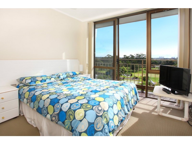 51E/13 Fairway Drive, Clear Island Waters QLD 4226