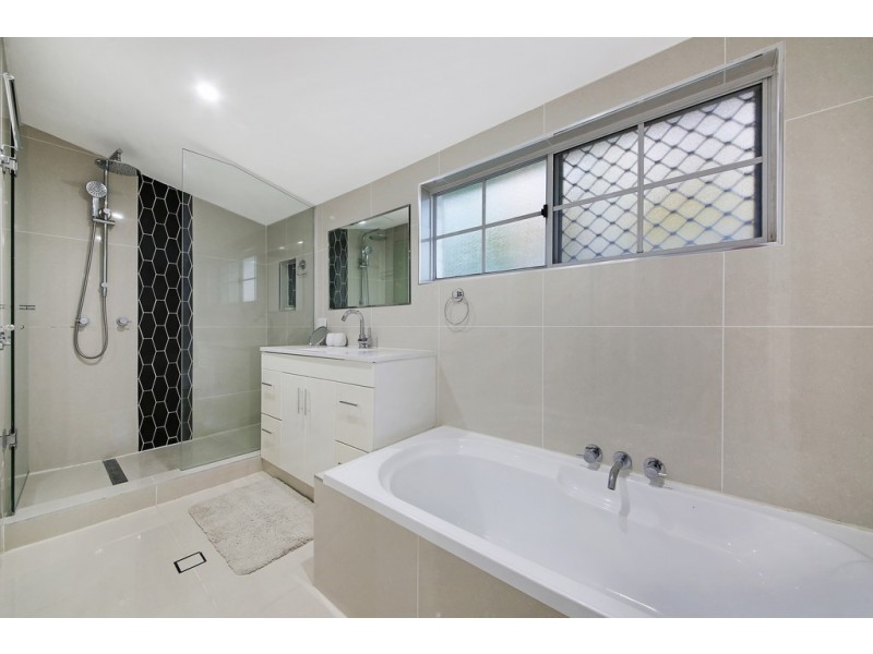 3 Darnay Road, Broadbeach Waters QLD 4218