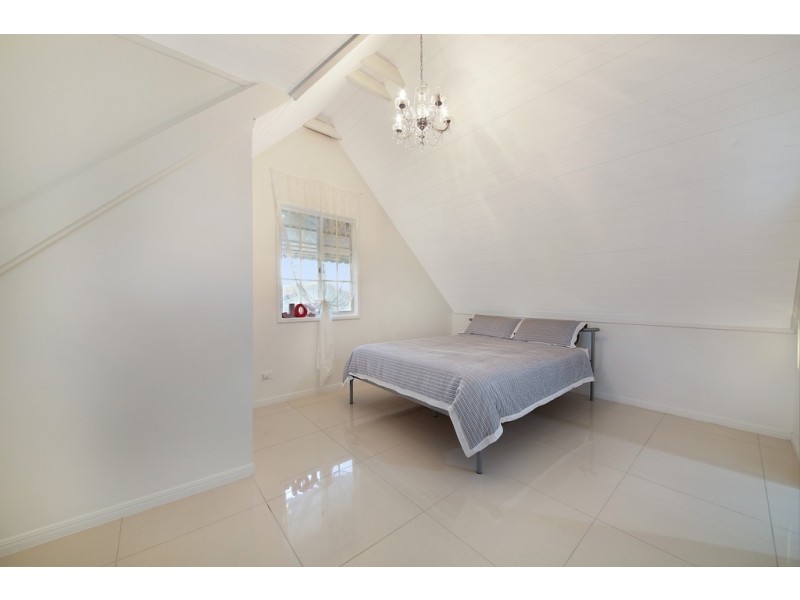 3 Darnay Road, Broadbeach Waters QLD 4218