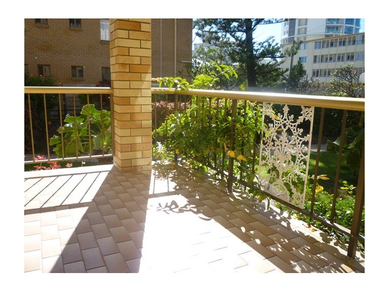 2/137 Old Burleigh Road, Broadbeach QLD 4218