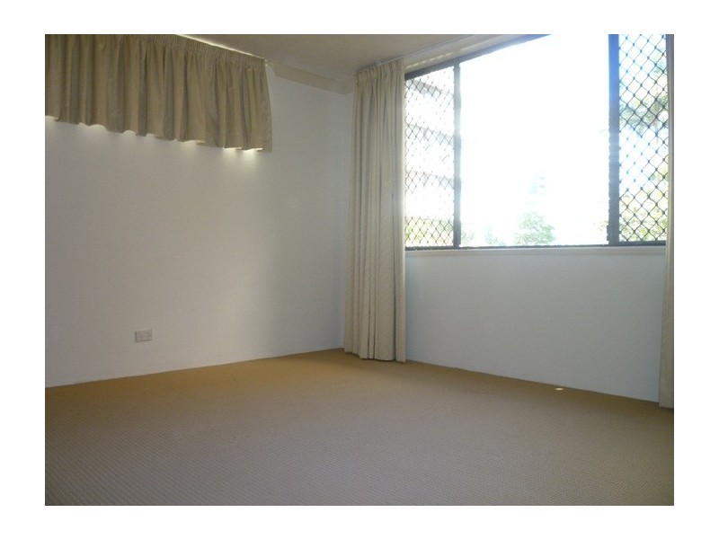 2/137 Old Burleigh Road, Broadbeach QLD 4218