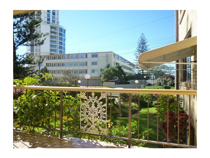 2/137 Old Burleigh Road, Broadbeach QLD 4218