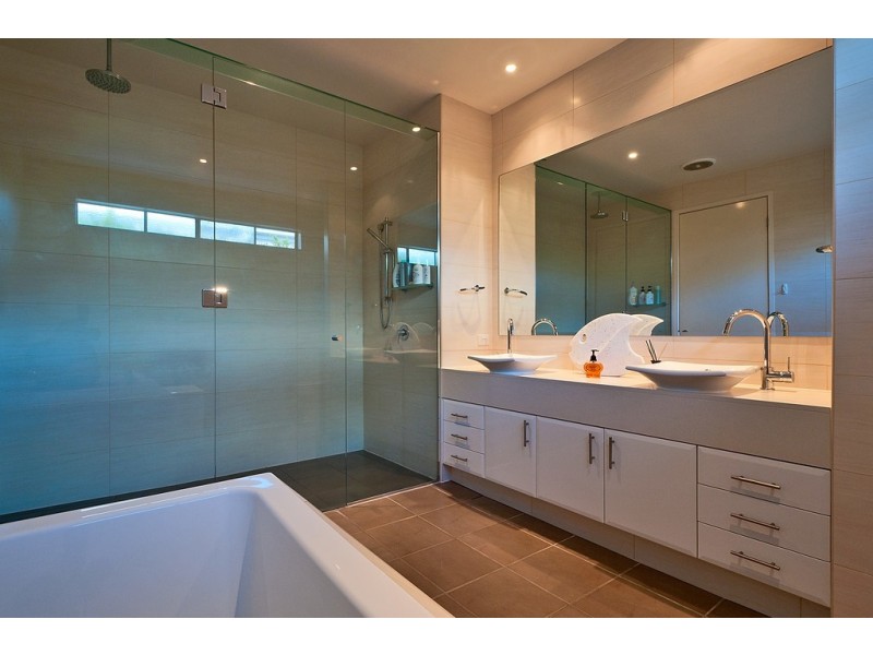 1022 Lakeview Terrace, Benowa QLD 4217