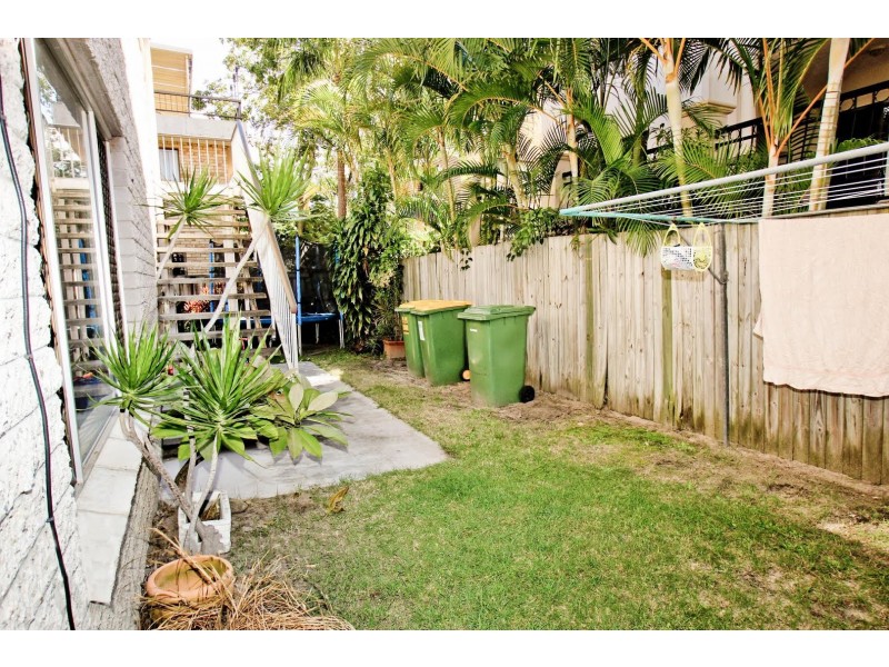 2/11 Rosewood Ave, Broadbeach QLD 4218
