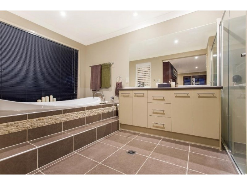 9 Meadow Court, Maudsland QLD 4210