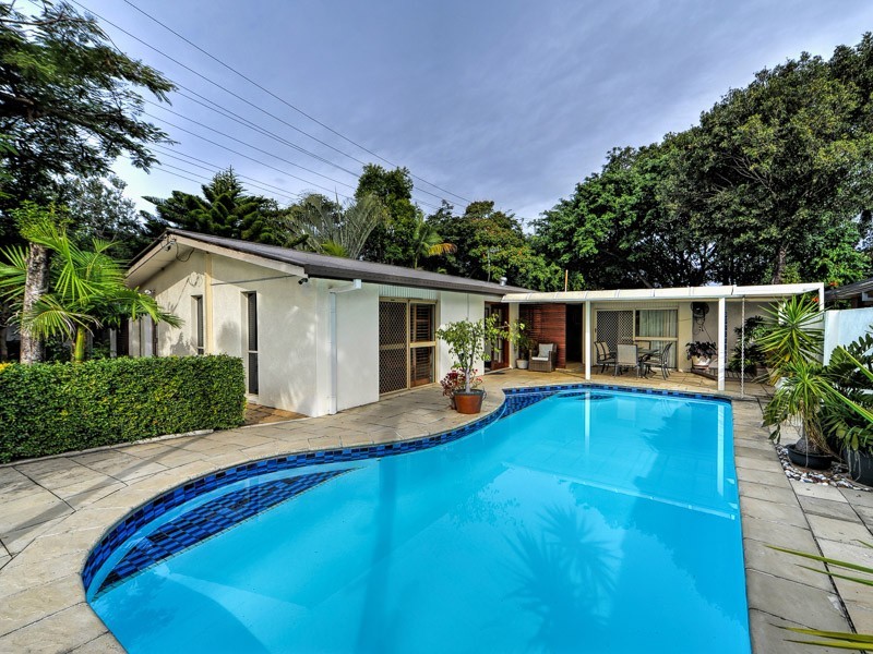 2 Sophie Avenue, Broadbeach Waters QLD 4218