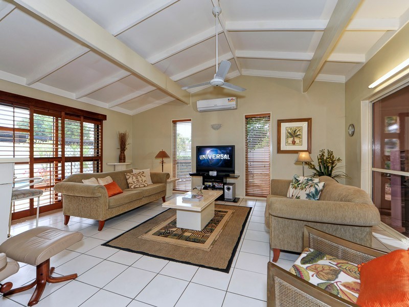 2 Sophie Avenue, Broadbeach Waters QLD 4218