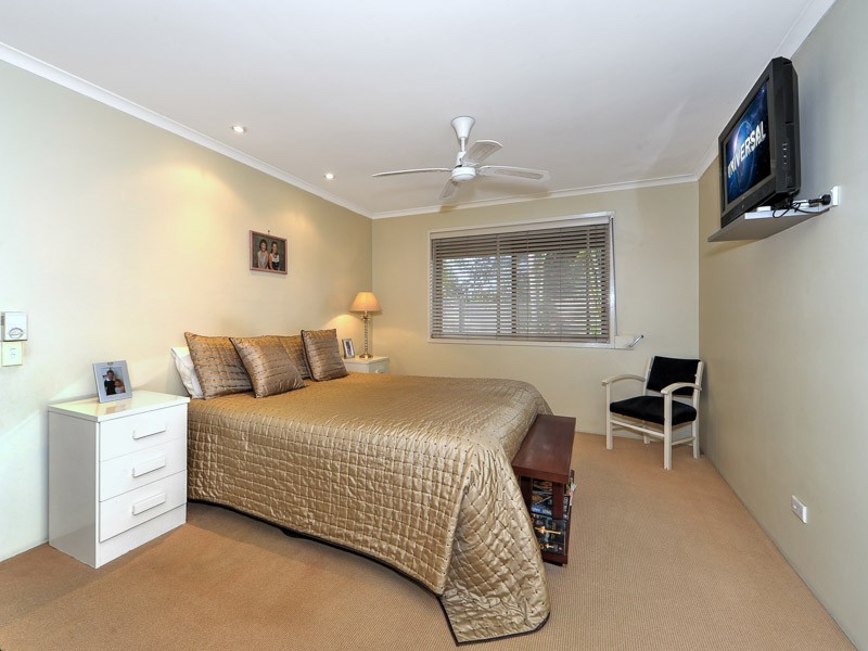 2 Sophie Avenue, Broadbeach Waters QLD 4218