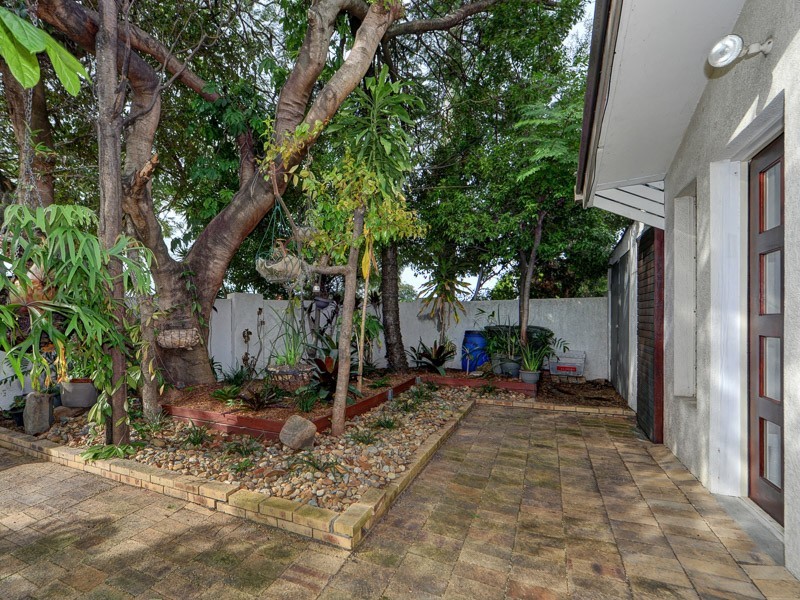 2 Sophie Avenue, Broadbeach Waters QLD 4218