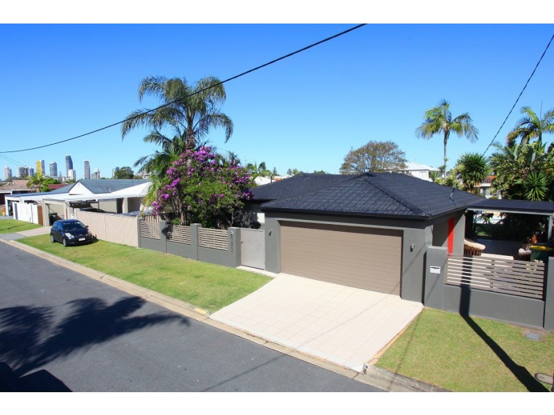 8 San Michele Court, Broadbeach Waters QLD 4218