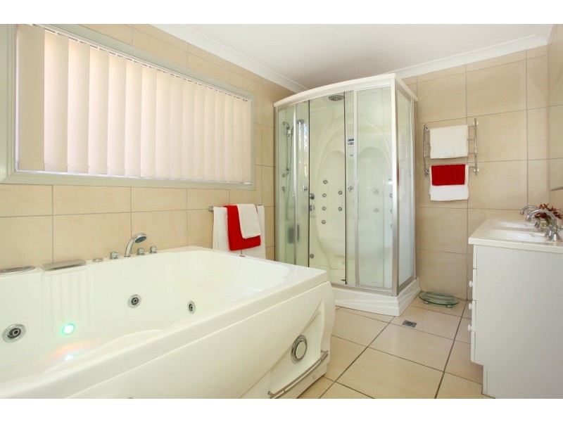 8 San Michele Court, Broadbeach Waters QLD 4218