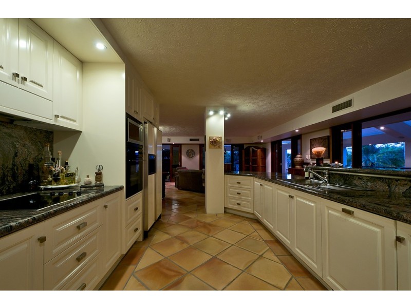 8 Freyburg Street, Sorrento QLD 4217