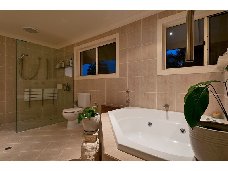 8 Freyburg Street, Sorrento QLD 4217