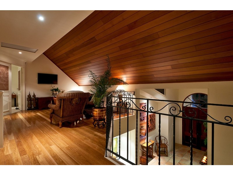 8 Freyburg Street, Sorrento QLD 4217