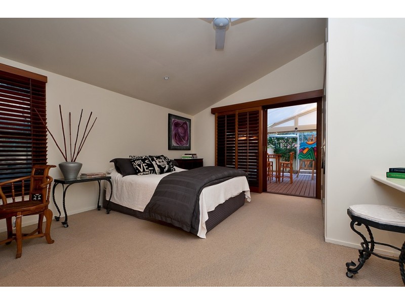 8 Freyburg Street, Sorrento QLD 4217