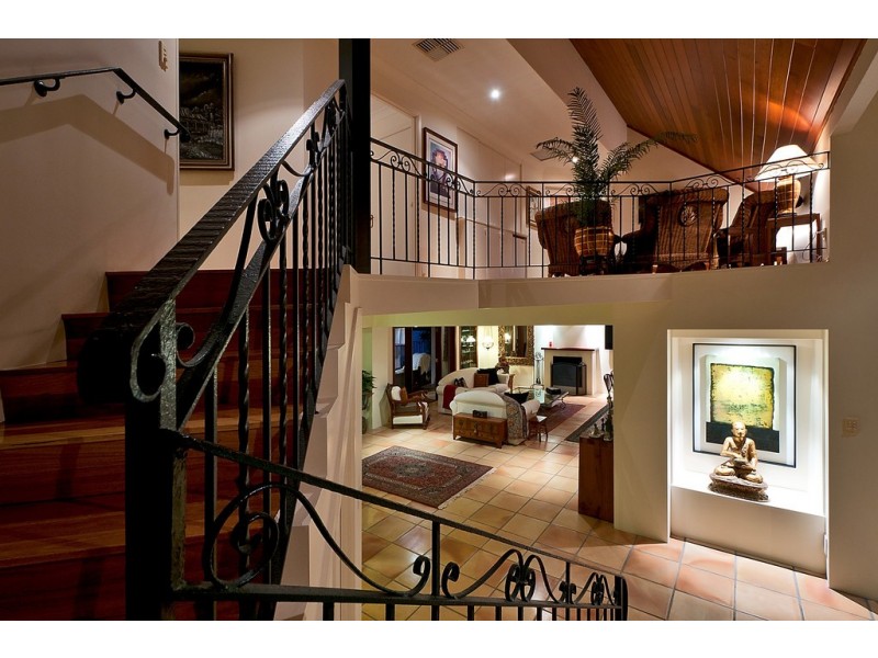 8 Freyburg Street, Sorrento QLD 4217