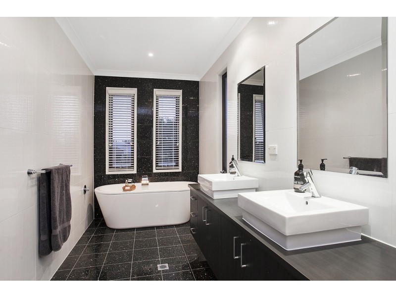 39 Lakelands Drive, Merrimac QLD 4226