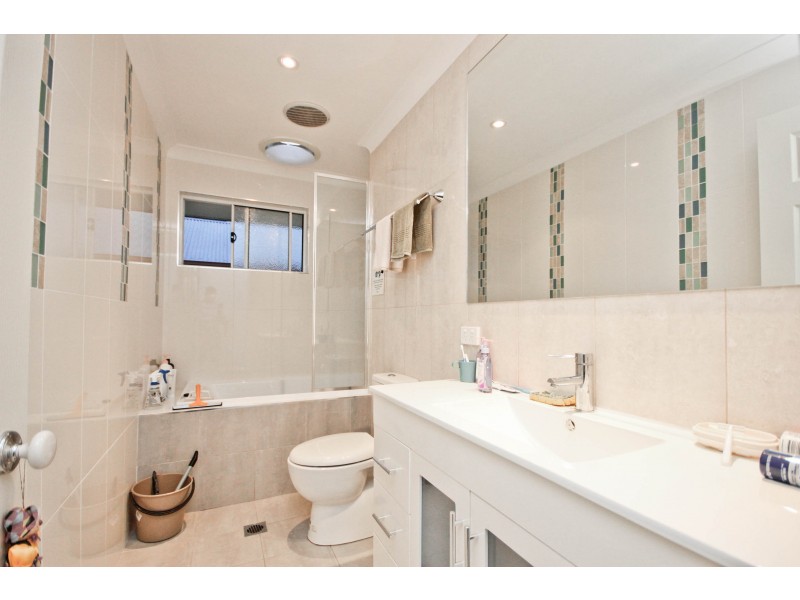 124 Honeyeater Drive, Burleigh Waters QLD 4220