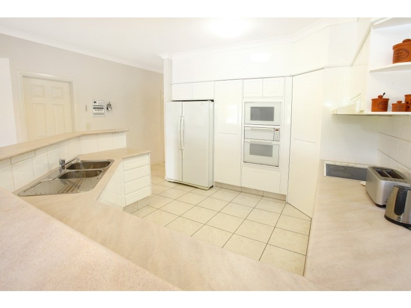 16 Martingale Circuit, Clear Island Waters QLD 4226