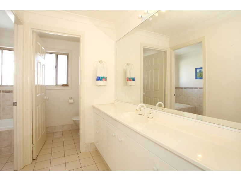 16 Martingale Circuit, Clear Island Waters QLD 4226