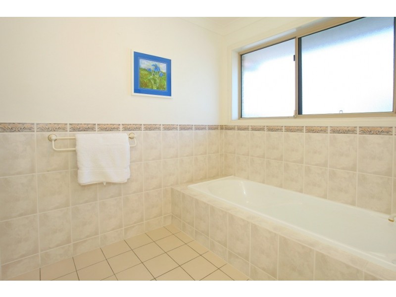 16 Martingale Circuit, Clear Island Waters QLD 4226