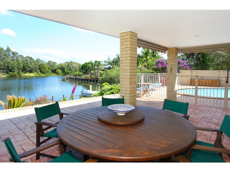 16 Martingale Circuit, Clear Island Waters QLD 4226