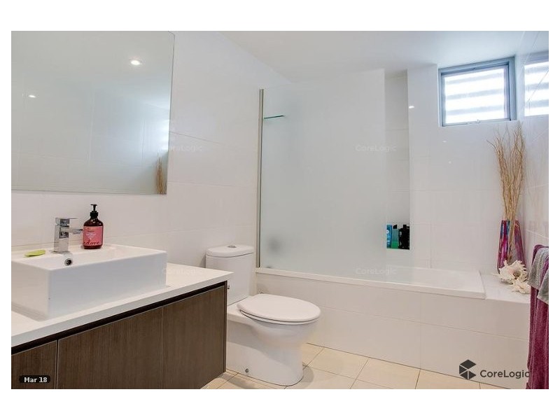 11 South Bay Drive, Varsity Lakes QLD 4227