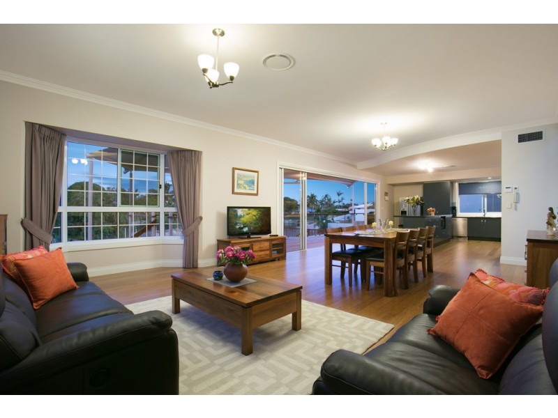 22 Andrea Avenue, Broadbeach Waters QLD 4218