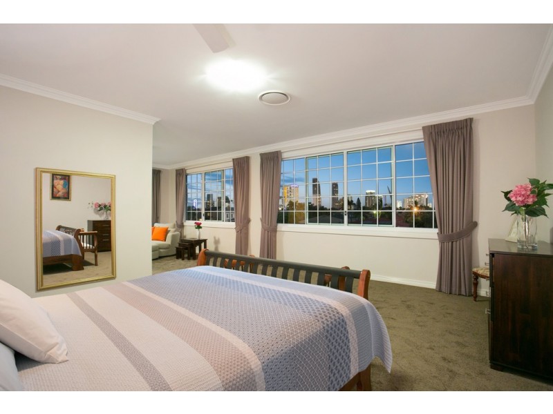 22 Andrea Avenue, Broadbeach Waters QLD 4218