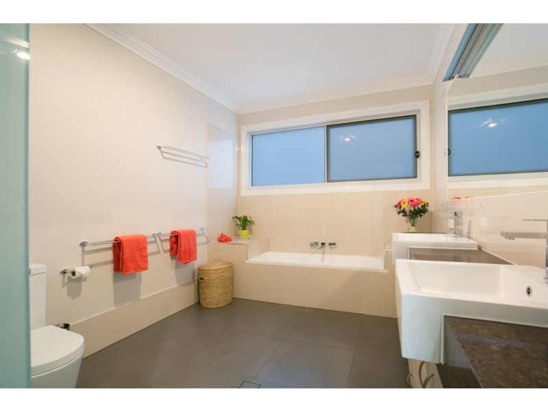 22 Andrea Avenue, Broadbeach Waters QLD 4218