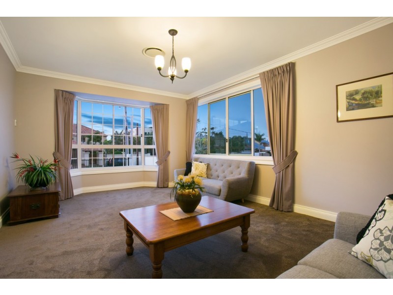 22 Andrea Avenue, Broadbeach Waters QLD 4218