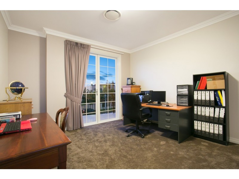 22 Andrea Avenue, Broadbeach Waters QLD 4218