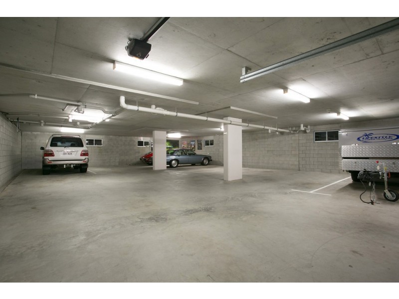 22 Andrea Avenue, Broadbeach Waters QLD 4218