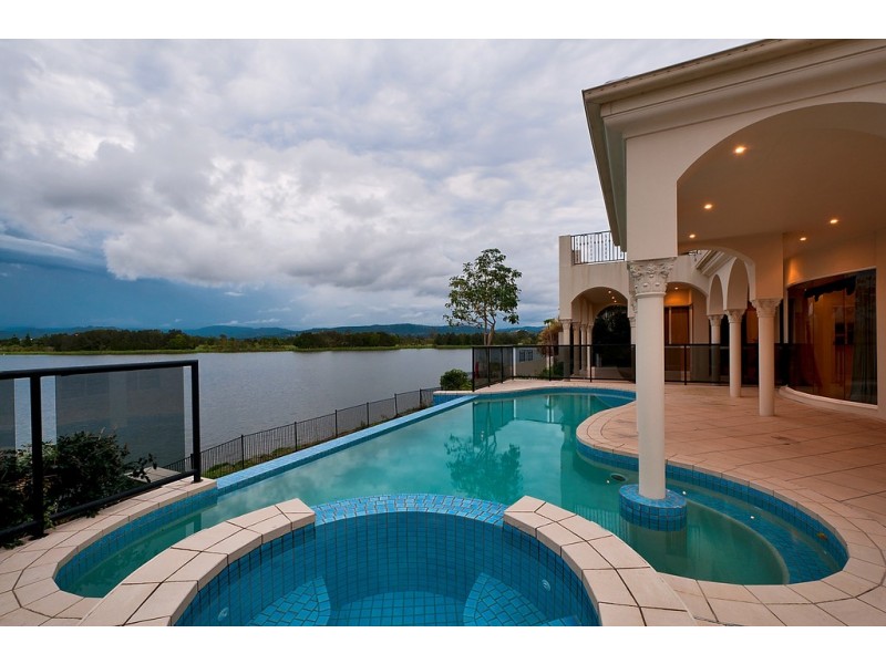 6 Istana View, Clear Island Waters QLD 4226