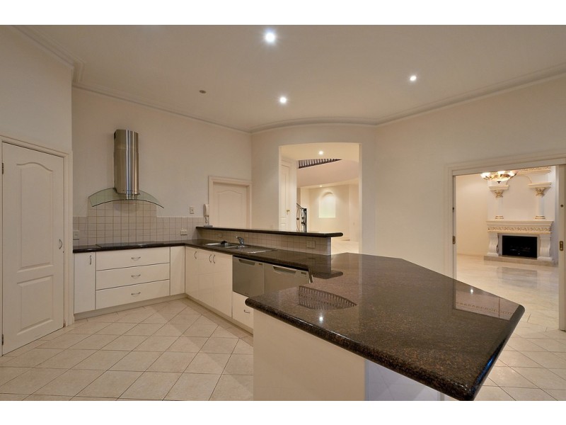 6 Istana View, Clear Island Waters QLD 4226